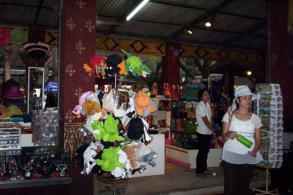 Shopping-area-at-Nongnooch-Tropical-garden,-Pattaya,-Thailand